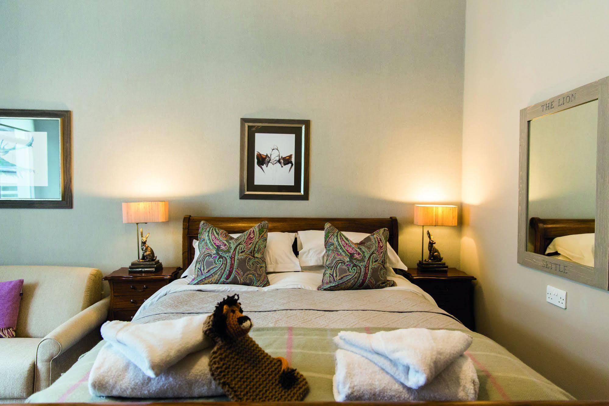 The Golden Lion At Settle Hotell Exteriör bild